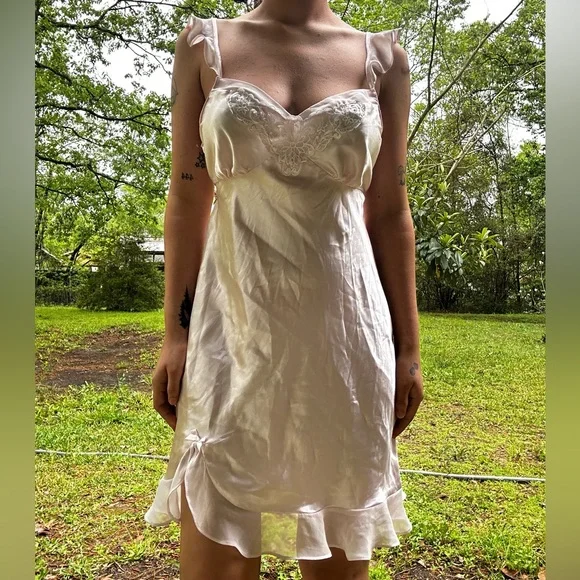 Elegant Pink Satin Dress - Picture 2 of 3